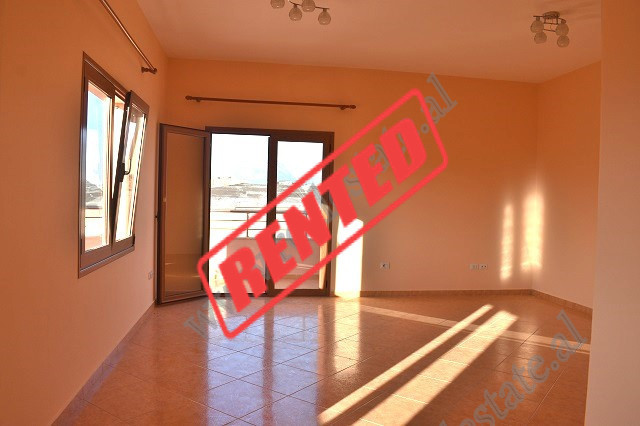 Apartament 3+1 me qira ne rrugen Idriz Dollaku, prane fushes se Ali Demit ne Tirane.
Banesa eshte e